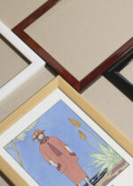 Zbliżenie na detale plakatu oprawionego w drewnianą białą ramkę od Plakatello®: Art Deco George Barbier A Palm Beach 1921