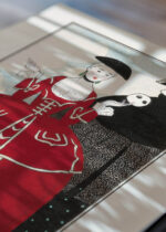 Widok z góry na cztery drewniane ramki, w jednej z nich oprawiony plakat George Barbier Art Deco para w strojach rokoko