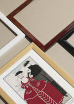 Zbliżenie na detale plakatu oprawionego w drewnianą białą ramkę od Plakatello®: George Barbier Art Deco para w strojach rokoko