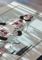 Widok z góry na cztery drewniane ramki, w jednej z nich oprawiony plakat Art Deco George Barbier zimowa elegantka 1913