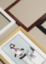 Zbliżenie na detale plakatu oprawionego w drewnianą białą ramkę od Plakatello®: Art Deco George Barbier zimowa elegantka 1913