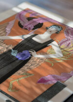 Widok z góry na cztery drewniane ramki, w jednej z nich oprawiony plakat La Belle Dame Sans Merci George Barbier Art Deco