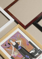 Zbliżenie na detale plakatu oprawionego w drewnianą białą ramkę od Plakatello®: La Belle Dame Sans Merci George Barbier Art Deco