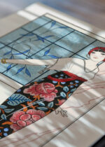 Widok z góry na cztery drewniane ramki, w jednej z nich oprawiony plakat Art Deco elegancka dama George Barbier 1913