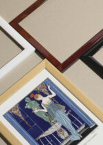 Zbliżenie na detale plakatu oprawionego w drewnianą białą ramkę od Plakatello®: Art Déco Perłowa Fontanna George Barbier 1914