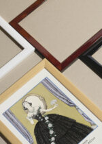 Zbliżenie na detale plakatu oprawionego w drewnianą białą ramkę od Plakatello®: Ida Rubinstein Dama Kameliowa George Barbier