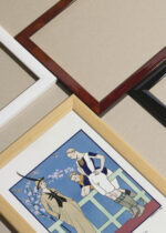 Zbliżenie na detale plakatu oprawionego w drewnianą białą ramkę od Plakatello®: Rugby Costume tailleur George Barbier Art Deco