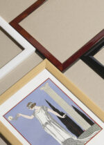 Zbliżenie na detale plakatu oprawionego w drewnianą białą ramkę od Plakatello®: Psyché George Barbier ilustracja mody Art Deco