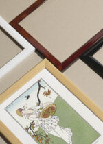 Zbliżenie na detale plakatu oprawionego w drewnianą białą ramkę od Plakatello®: Art Deco George Barbier kobieta w ogrodzie 1914