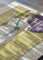 Widok z góry na cztery drewniane ramki, w jednej z nich oprawiony plakat George Barbier 1913 Art Deco ilustracja moda