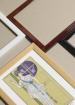 Zbliżenie na detale plakatu oprawionego w drewnianą białą ramkę od Plakatello®: George Barbier 1913 Art Deco ilustracja moda