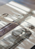 Widok z góry na cztery drewniane ramki, w jednej z nich oprawiony plakat Eros George Barbier moda Art Deco 1924