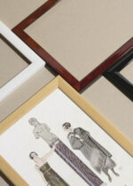 Zbliżenie na detale plakatu oprawionego w drewnianą białą ramkę od Plakatello®: Eros George Barbier moda Art Deco 1924