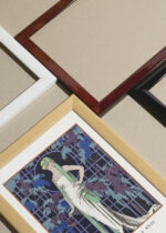 Zbliżenie na detale plakatu oprawionego w drewnianą białą ramkę od Plakatello®: Art Déco Des Roses dans la Nuit George Barbier