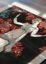 Widok z góry na cztery drewniane ramki, w jednej z nich oprawiony plakat L'Arbre de Science George Barbier Art Deco 1914