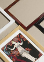 Zbliżenie na detale plakatu oprawionego w drewnianą białą ramkę od Plakatello®: L'Arbre de Science George Barbier Art Deco 1914