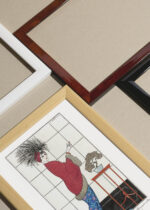 Zbliżenie na detale plakatu oprawionego w drewnianą białą ramkę od Plakatello®: Art Deco George Barbier elegancka dama 1912