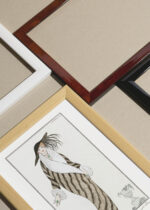 Zbliżenie na detale plakatu oprawionego w drewnianą białą ramkę od Plakatello®: Art Deco George Barbier moda kobieta futro 1912