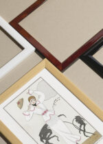 Zbliżenie na detale plakatu oprawionego w drewnianą białą ramkę od Plakatello®: George Barbier 1912 elegancka dama Art Deco