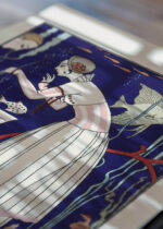 Widok z góry na cztery drewniane ramki, w jednej z nich oprawiony plakat George Barbier Art Deco moda kobieta akwarium 1914