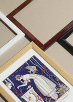 Zbliżenie na detale plakatu oprawionego w drewnianą białą ramkę od Plakatello®: George Barbier Art Deco moda kobieta akwarium 1914