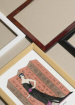 Zbliżenie na detale plakatu oprawionego w drewnianą białą ramkę od Plakatello®: Art Deco George Barbier Le Paravent Rouge Worth