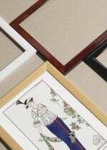 Zbliżenie na detale plakatu oprawionego w drewnianą białą ramkę od Plakatello®: Letnia moda 1912 George Barbier Art Deco