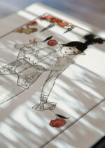 Widok z góry na cztery drewniane ramki, w jednej z nich oprawiony plakat Tancerka w czarnym kapeluszu Art Deco George Barbier