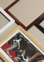 Widok z góry na cztery drewniane ramki, w jednej z nich oprawiony plakat Le Goût des Laques George Barbier Art Deco