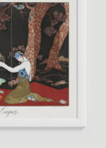 Zbliżenie na detale plakatu oprawionego w drewnianą białą ramkę od Plakatello®: Le Goût des Laques George Barbier Art Deco