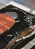 Widok z góry na cztery drewniane ramki, w jednej z nich oprawiony plakat La Voie Lactée George Barbier Art Deco 1921