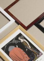 Zbliżenie na detale plakatu oprawionego w drewnianą białą ramkę od Plakatello®: La Voie Lactée George Barbier Art Deco 1921