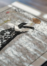 Widok z góry na cztery drewniane ramki, w jednej z nich oprawiony plakat Fumée George Barbier Art Deco kobieta w sukni