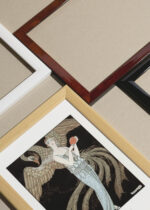 Zbliżenie na detale plakatu oprawionego w drewnianą białą ramkę od Plakatello®: Sortilèges George Barbier 1925 Art Deco kobieta