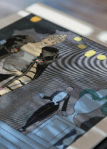 Widok z góry na cztery drewniane ramki, w jednej z nich oprawiony plakat Art Deco Adieu George Barbier moda lata 20