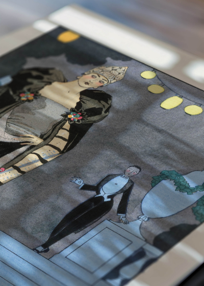 Widok z góry na cztery drewniane ramki, w jednej z nich oprawiony plakat Art Deco Adieu George Barbier moda lata 20