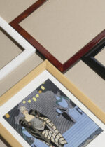 Zbliżenie na detale plakatu oprawionego w drewnianą białą ramkę od Plakatello®: Art Deco Adieu George Barbier moda lata 20