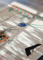 Widok z góry na cztery drewniane ramki, w jednej z nich oprawiony plakat Laissez-moi-seule George Barbier art déco 1919