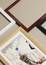 Zbliżenie na detale plakatu oprawionego w drewnianą białą ramkę od Plakatello®: Laissez-moi-seule George Barbier art déco 1919