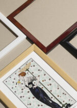 Zbliżenie na detale plakatu oprawionego w drewnianą białą ramkę od Plakatello®: Art Deco czarna suknia wieczorowa George Barbier