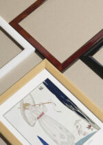 Zbliżenie na detale plakatu oprawionego w drewnianą białą ramkę od Plakatello®: Le Cyprès et la Rose George Barbier art déco