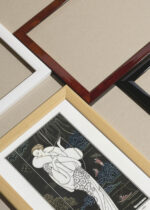 Zbliżenie na detale plakatu oprawionego w drewnianą białą ramkę od Plakatello®: Art Deco George Barbier elegancka dama z perłami