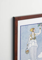 Aranżacja wnętrza, na ścianie wisi plakat w ramce: La Saison des Prunes Mirabelles George Barbier