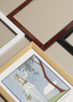 Zbliżenie na detale plakatu oprawionego w drewnianą białą ramkę od Plakatello®: La Saison des Prunes Mirabelles George Barbier