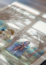 Widok z góry na cztery drewniane ramki, w jednej z nich oprawiony plakat George Barbier Art Deco para zakochanych zima