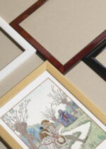 Zbliżenie na detale plakatu oprawionego w drewnianą białą ramkę od Plakatello®: George Barbier Art Deco para zakochanych zima