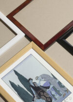 Zbliżenie na detale plakatu oprawionego w drewnianą białą ramkę od Plakatello®: La Villa d'Este George Barbier Art Deco 1922