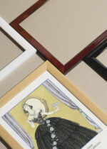 Zbliżenie na detale plakatu oprawionego w drewnianą białą ramkę od Plakatello®: Dama Kameliowa George Barbier Art Deco