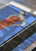 Widok z góry na cztery drewniane ramki, w jednej z nich oprawiony plakat Art Deco George Barbier Elegancka Dama 1920