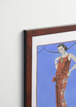 Aranżacja wnętrza, na ścianie wisi plakat w ramce: Art Deco George Barbier Elegancka Dama 1920